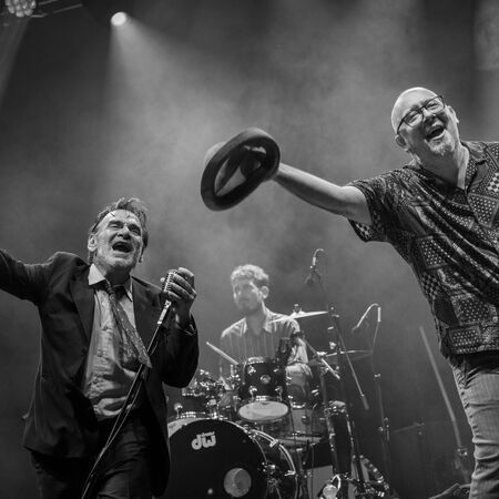 Das schwarz-weiß Foto zeigt die Bandmitglieder im vollen Einsatz.