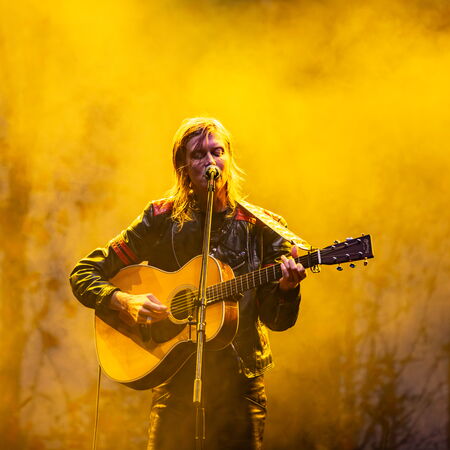 Anna Ternheim, steht in dichtem Nebel vor einem Mikrofon und spielt Gitarre. Sie wird mit warmen, gelben Licht angestrahlt.