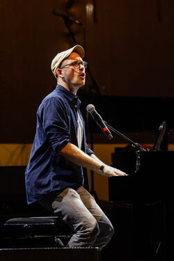 Sven Garrecht am Klavier.