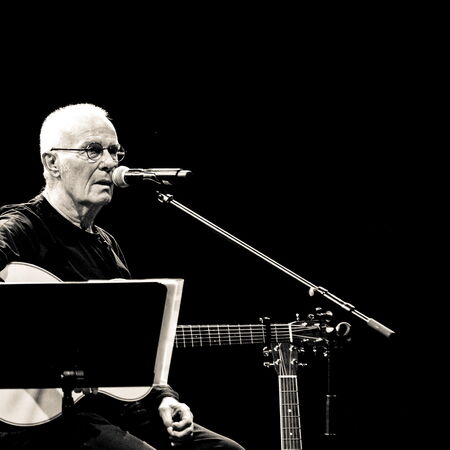 Das schwarz-weiß Bild zeigt Allan Taylor an seiner Gitarre.